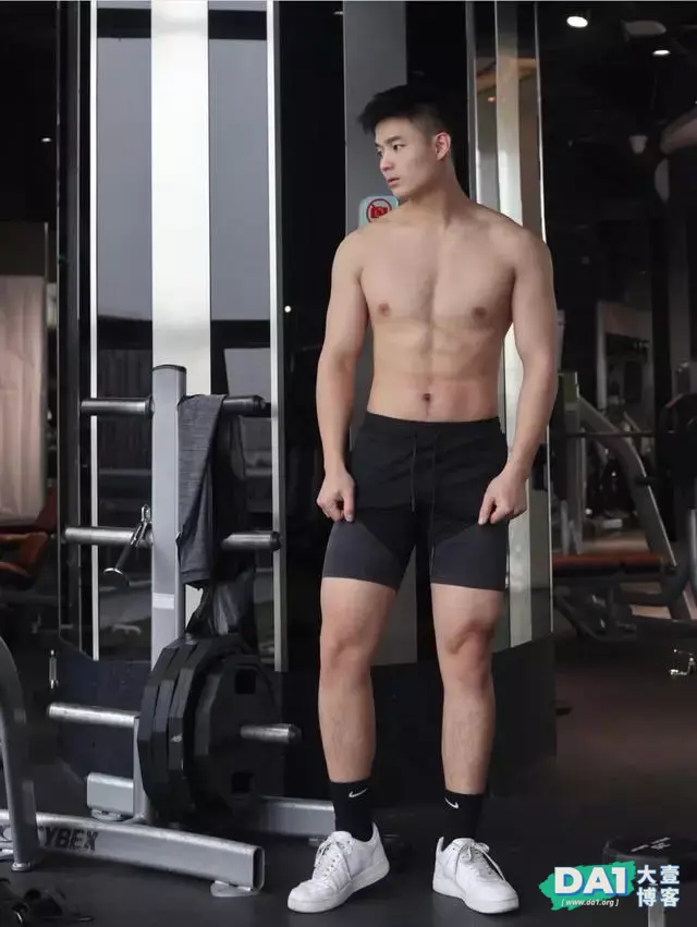 爱健身的肌肉直男,身材很不错哦 爱健身的肌肉直男,身材很不错哦