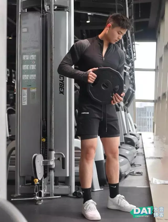 爱健身的肌肉直男,身材很不错哦 爱健身的肌肉直男,身材很不错哦