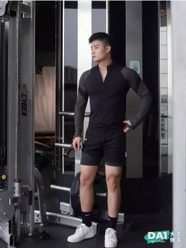 爱健身的肌肉直男,身材很不错哦 爱健身的肌肉直男,身材很不错哦