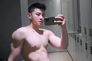喜欢在健身房玩自拍的白袜肌肉直男-大壹博客