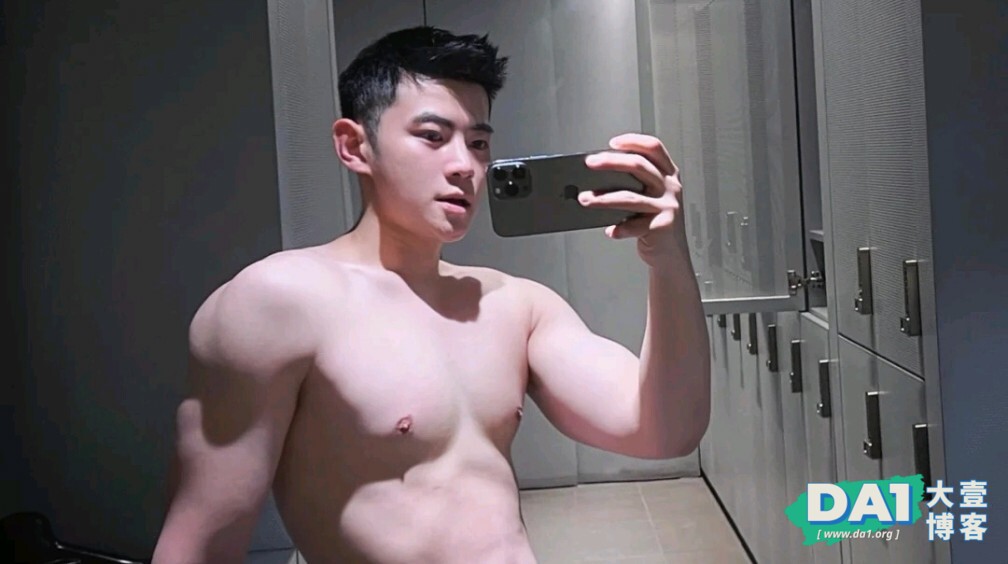 喜欢在健身房玩自拍的白袜肌肉直男-大壹博客