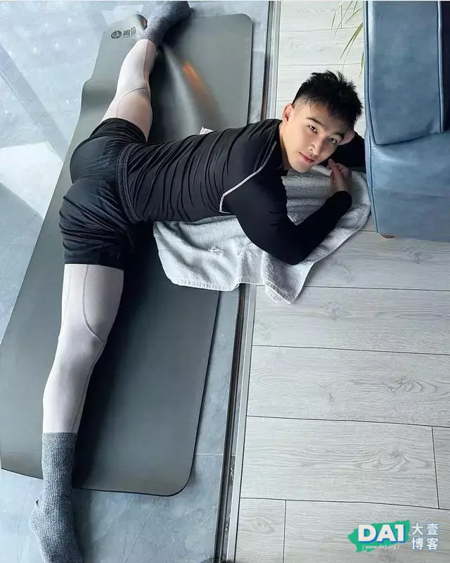 大秀腹肌和翘臀的肌肉帅哥 大秀腹肌和翘臀的肌肉帅哥