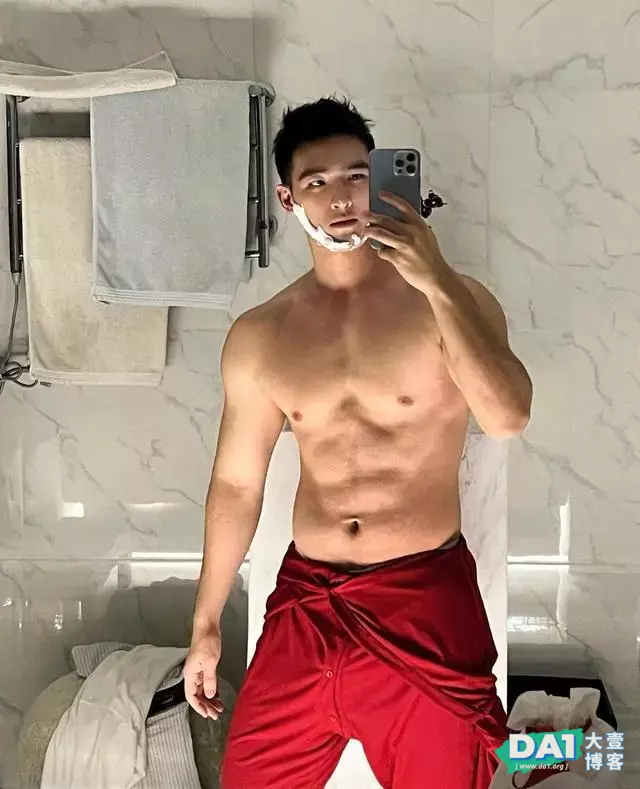 大秀腹肌和翘臀的肌肉帅哥 大秀腹肌和翘臀的肌肉帅哥