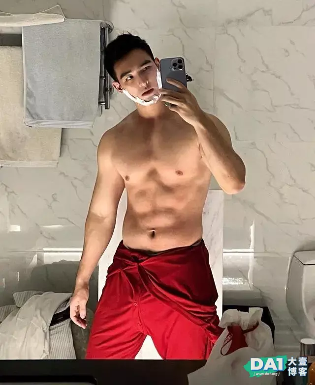 大秀腹肌和翘臀的肌肉帅哥 大秀腹肌和翘臀的肌肉帅哥