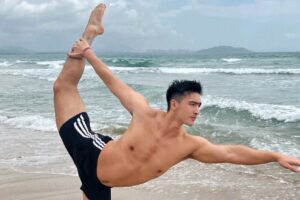 肌肉男神毛若懿海边练瑜伽，秀出完美好身材-大壹博客