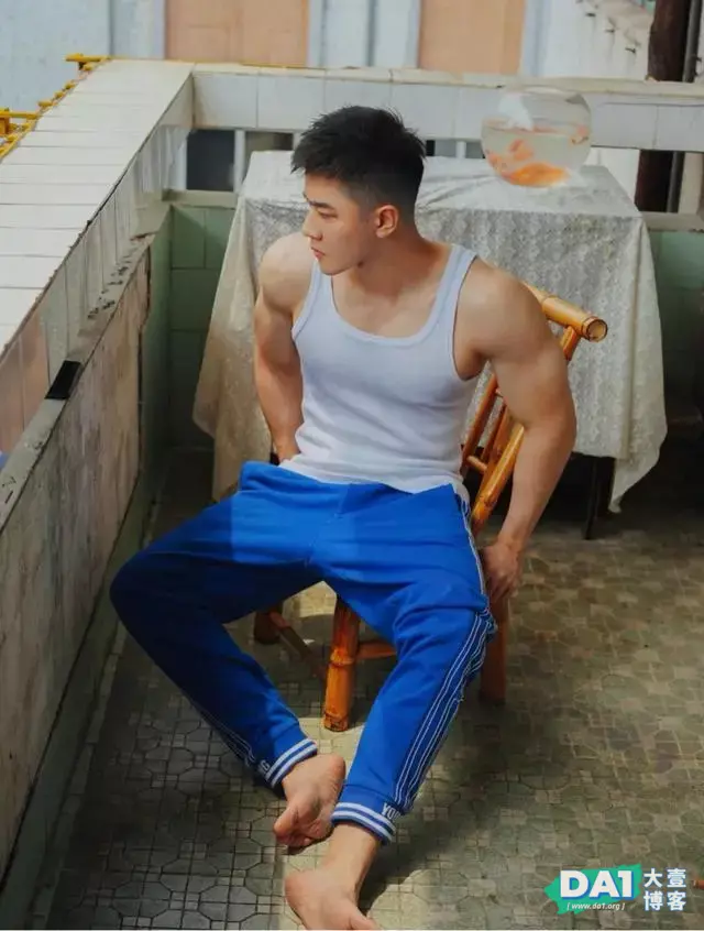 颜值身材俱佳的肌肉小狼狗,身材很有料哦 颜值身材俱佳的肌肉小狼狗,身材很有料哦