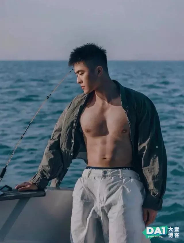 颜值身材俱佳的肌肉小狼狗,身材很有料哦 颜值身材俱佳的肌肉小狼狗,身材很有料哦