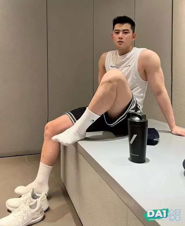 喜欢在健身房玩自拍的白袜肌肉直男 喜欢在健身房玩自拍的白袜肌肉直男
