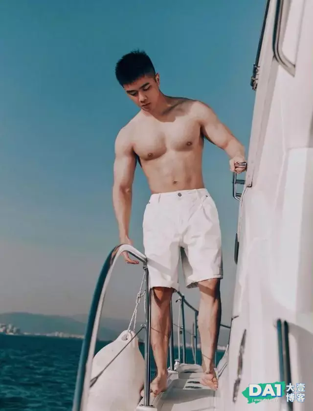 颜值身材俱佳的肌肉小狼狗,身材很有料哦 颜值身材俱佳的肌肉小狼狗,身材很有料哦