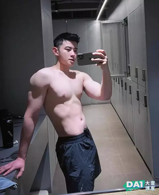 喜欢在健身房玩自拍的白袜肌肉直男 喜欢在健身房玩自拍的白袜肌肉直男