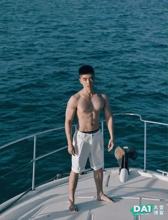 颜值身材俱佳的肌肉小狼狗,身材很有料哦 颜值身材俱佳的肌肉小狼狗,身材很有料哦