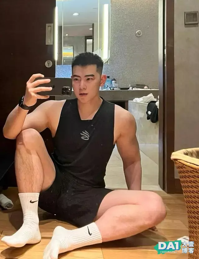 喜欢在健身房玩自拍的白袜肌肉直男 喜欢在健身房玩自拍的白袜肌肉直男