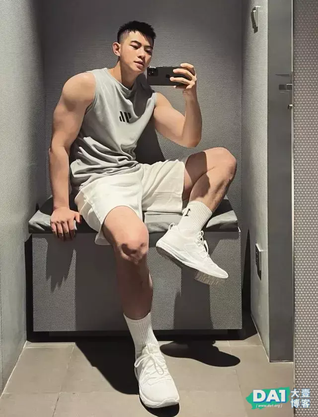 喜欢在健身房玩自拍的白袜肌肉直男 喜欢在健身房玩自拍的白袜肌肉直男