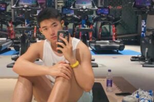 气宇轩昂的白袜肌肉直男，很养眼哦-大壹博客