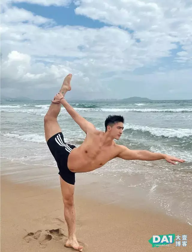 肌肉男神毛若懿海边练瑜伽,秀出完美好身材 肌肉男神毛若懿海边练瑜伽,秀出完美好身材