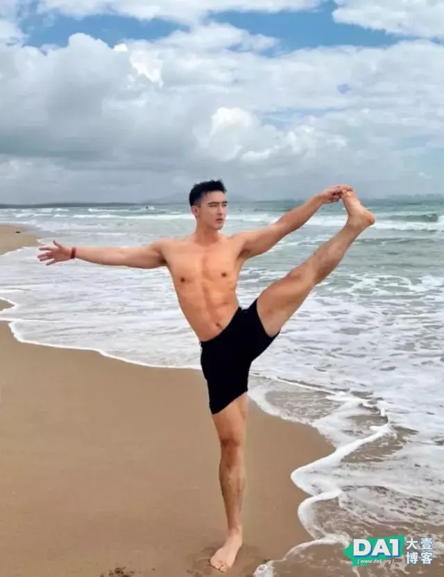 肌肉男神毛若懿海边练瑜伽,秀出完美好身材 肌肉男神毛若懿海边练瑜伽,秀出完美好身材