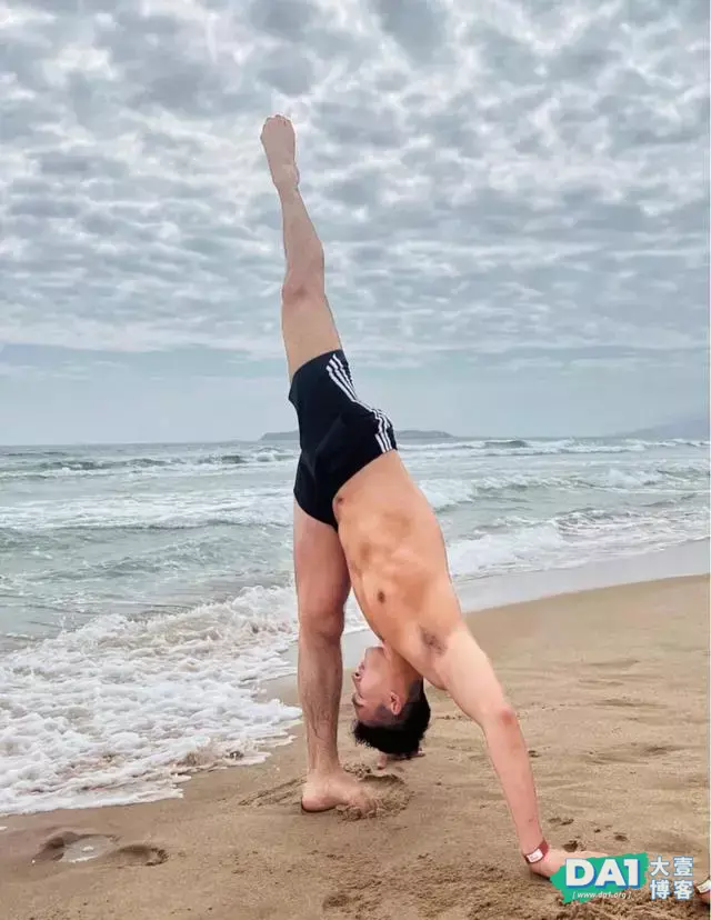 肌肉男神毛若懿海边练瑜伽,秀出完美好身材 肌肉男神毛若懿海边练瑜伽,秀出完美好身材