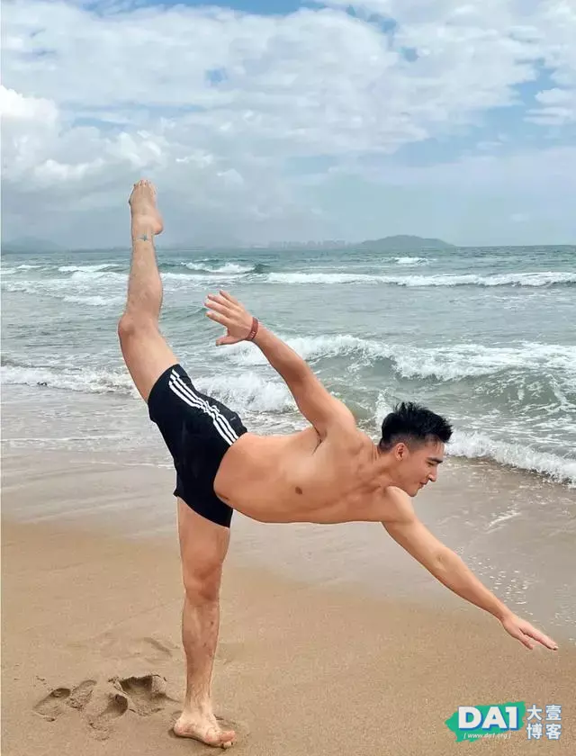 肌肉男神毛若懿海边练瑜伽,秀出完美好身材 肌肉男神毛若懿海边练瑜伽,秀出完美好身材