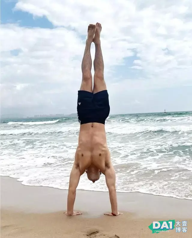 肌肉男神毛若懿海边练瑜伽,秀出完美好身材 肌肉男神毛若懿海边练瑜伽,秀出完美好身材
