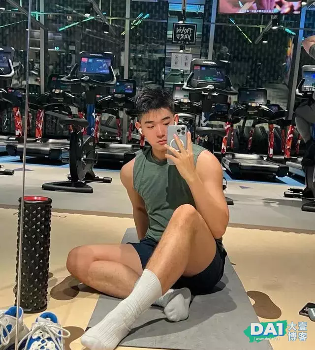 气宇轩昂的白袜肌肉直男,很养眼哦 气宇轩昂的白袜肌肉直男,很养眼哦