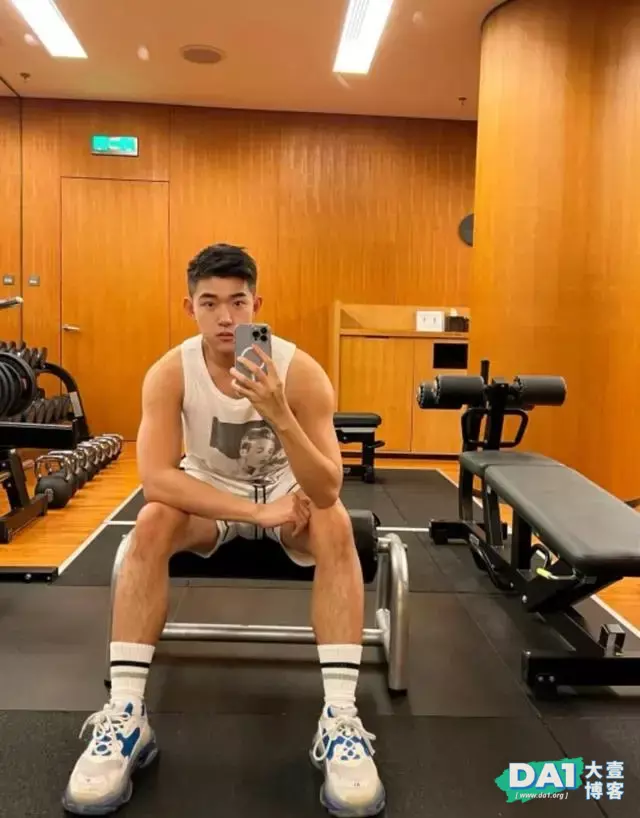 气宇轩昂的白袜肌肉直男,很养眼哦 气宇轩昂的白袜肌肉直男,很养眼哦