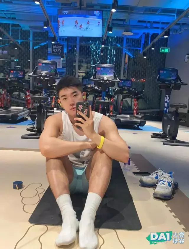 气宇轩昂的白袜肌肉直男,很养眼哦 气宇轩昂的白袜肌肉直男,很养眼哦