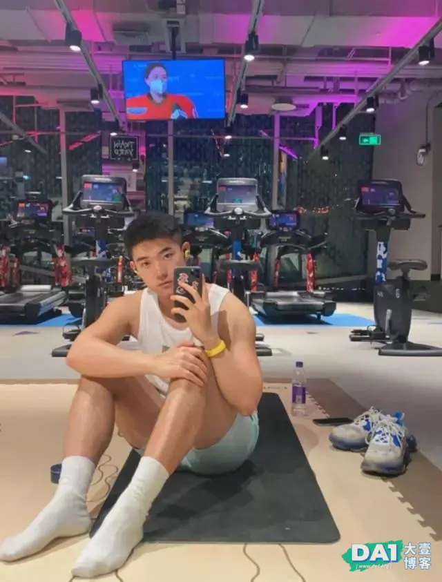 气宇轩昂的白袜肌肉直男,很养眼哦 气宇轩昂的白袜肌肉直男,很养眼哦