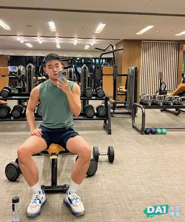 气宇轩昂的白袜肌肉直男,很养眼哦 气宇轩昂的白袜肌肉直男,很养眼哦