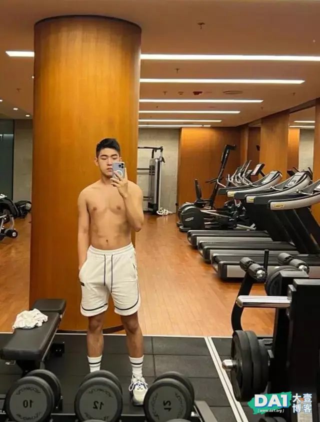 气宇轩昂的白袜肌肉直男,很养眼哦 气宇轩昂的白袜肌肉直男,很养眼哦