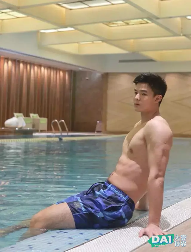 喜欢秀身材和旅游的肌肉小狼狗,你爱了吗? 喜欢秀身材和旅游的肌肉小狼狗,你爱了吗?