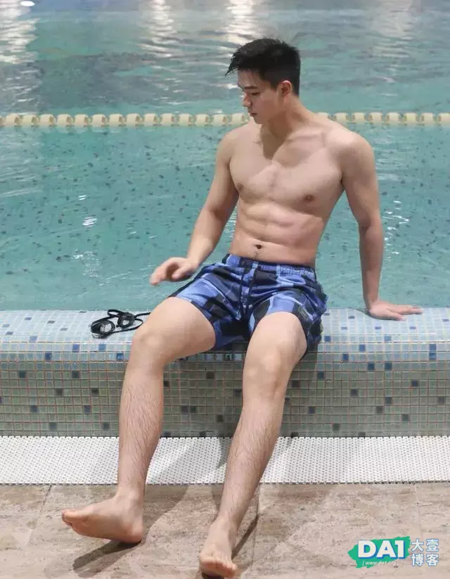 喜欢秀身材和旅游的肌肉小狼狗,你爱了吗? 喜欢秀身材和旅游的肌肉小狼狗,你爱了吗?