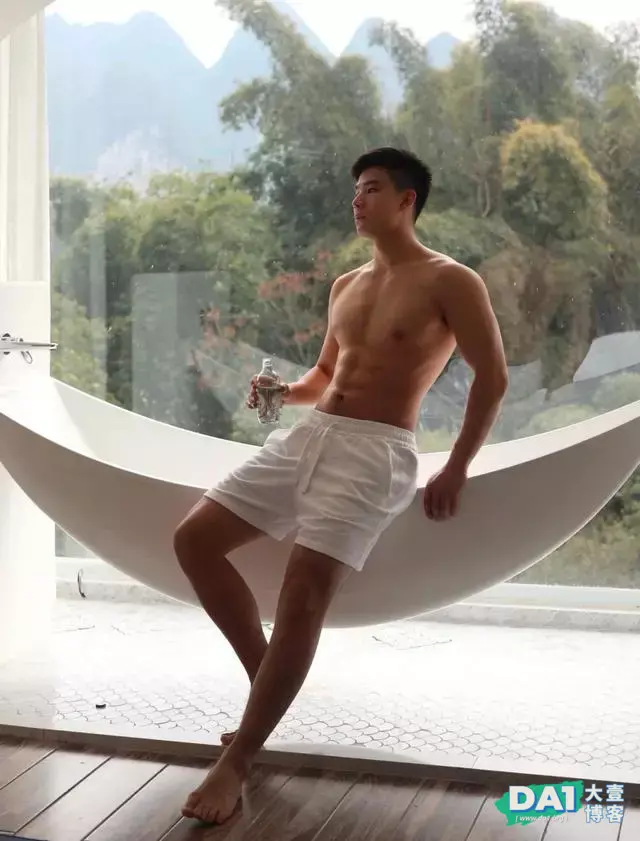 喜欢秀身材和旅游的肌肉小狼狗,你爱了吗? 喜欢秀身材和旅游的肌肉小狼狗,你爱了吗?