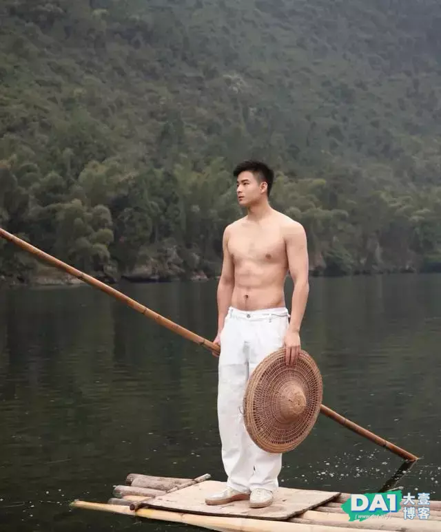 喜欢秀身材和旅游的肌肉小狼狗,你爱了吗? 喜欢秀身材和旅游的肌肉小狼狗,你爱了吗?