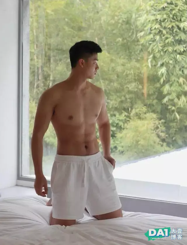 喜欢秀身材和旅游的肌肉小狼狗,你爱了吗? 喜欢秀身材和旅游的肌肉小狼狗,你爱了吗?