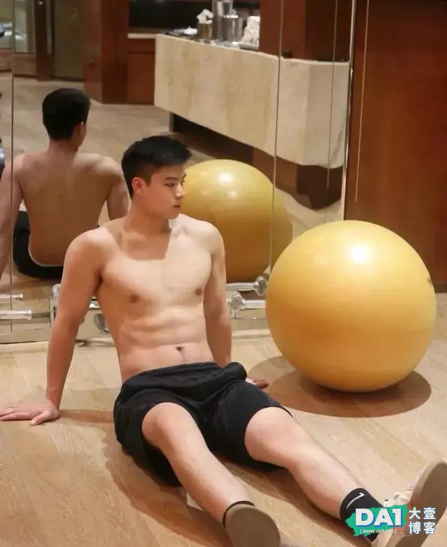 喜欢秀身材和旅游的肌肉小狼狗,你爱了吗? 喜欢秀身材和旅游的肌肉小狼狗,你爱了吗?