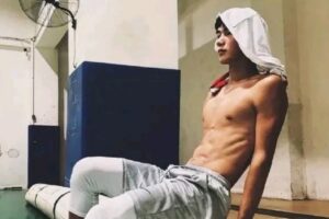 抓拍球场上的19岁黑皮体育生,很有男人味哦-大壹博客