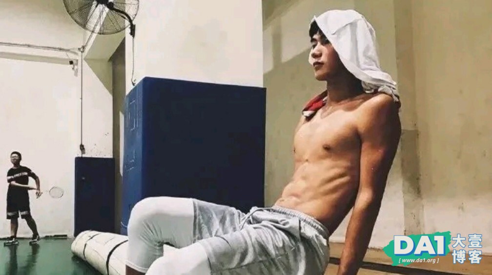 抓拍球场上的19岁黑皮体育生，很有男人味哦-大壹博客