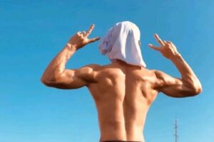 拥有小麦色肌肤的肌肉直男-大壹博客