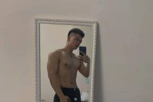 白白净净的肌肉帅哥看上去好生俊俏-大壹博客