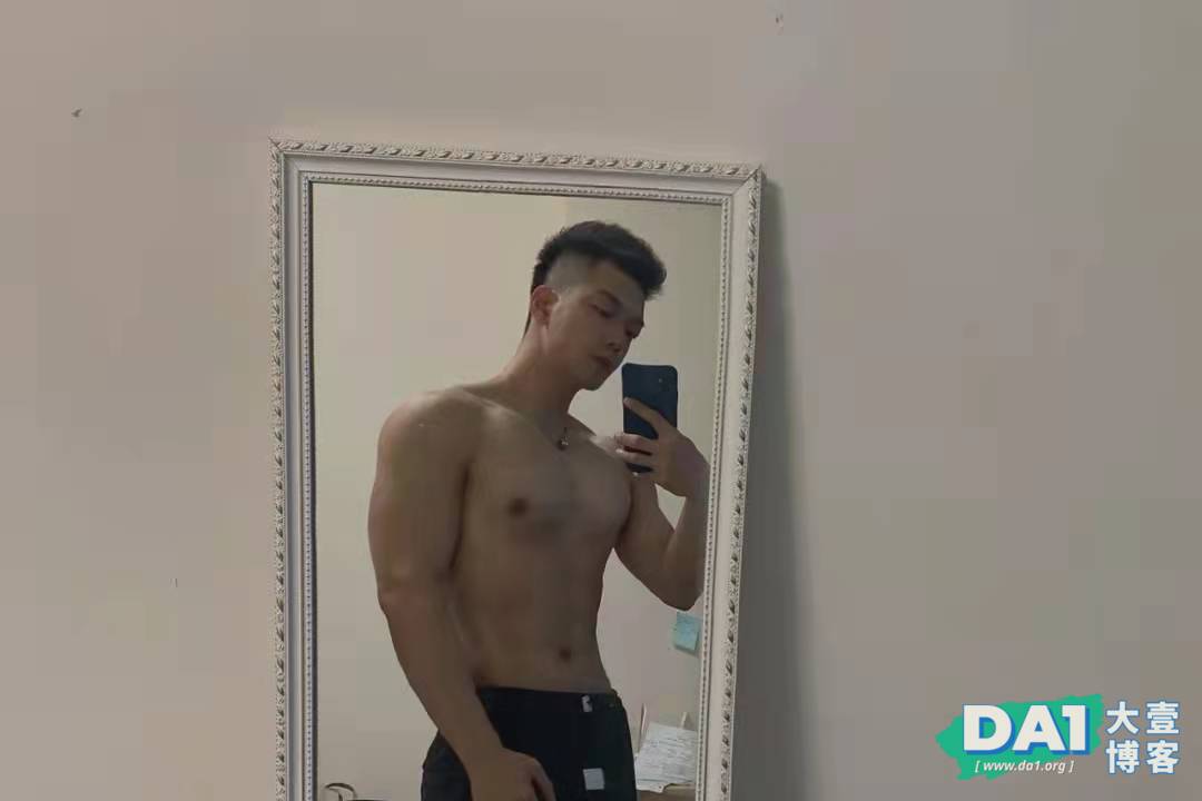 白白净净的肌肉帅哥看上去好生俊俏-大壹博客