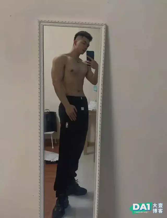 白白净净的肌肉帅哥看上去好生俊俏 白白净净的肌肉帅哥看上去好生俊俏