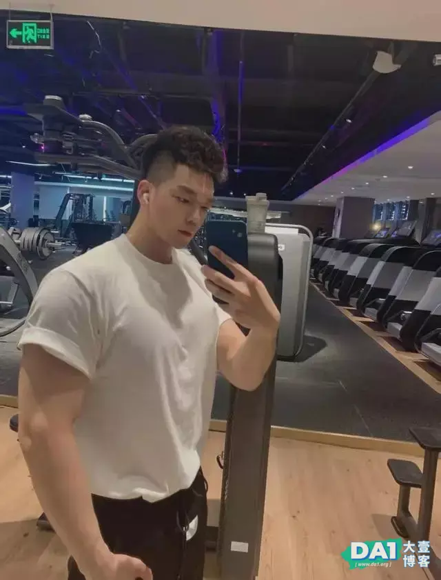 白白净净的肌肉帅哥看上去好生俊俏 白白净净的肌肉帅哥看上去好生俊俏