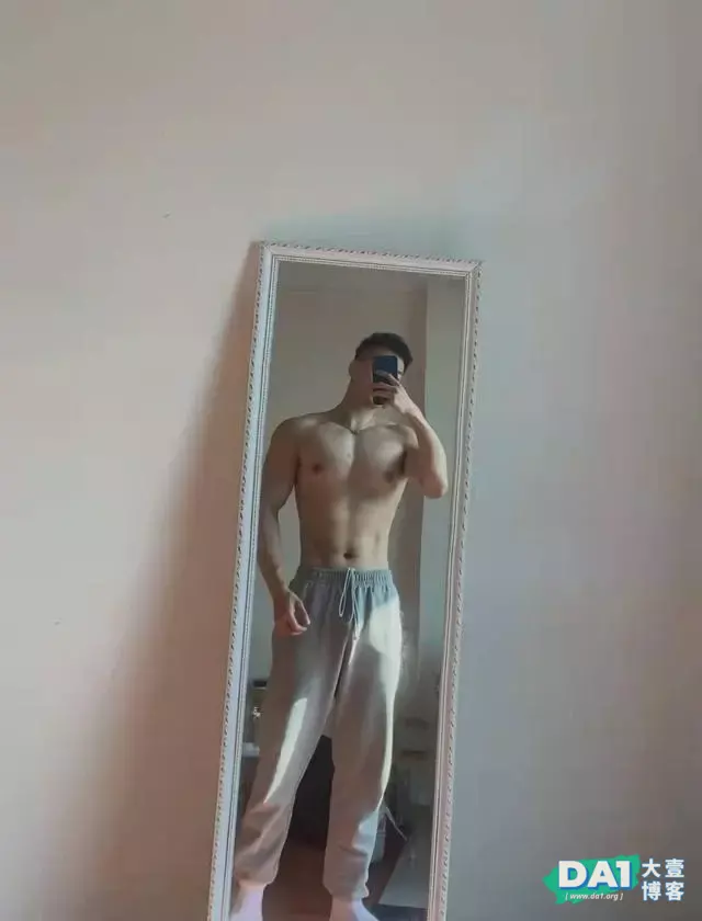 白白净净的肌肉帅哥看上去好生俊俏 白白净净的肌肉帅哥看上去好生俊俏
