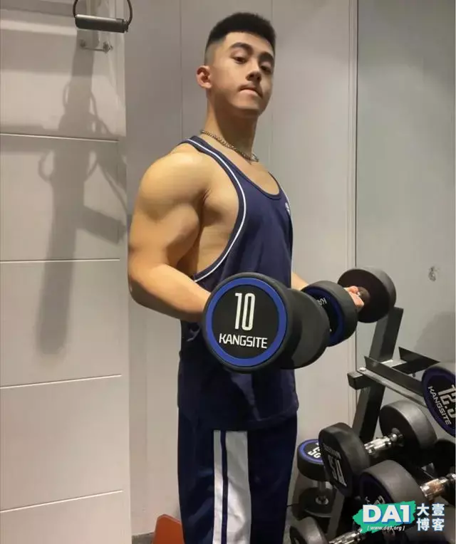 练出大胸肌的肌肉小奶狗,很可爱哦 练出大胸肌的肌肉小奶狗,很可爱哦