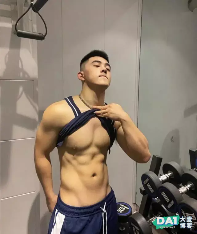 练出大胸肌的肌肉小奶狗,很可爱哦 练出大胸肌的肌肉小奶狗,很可爱哦