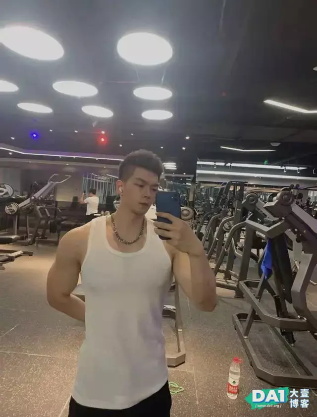 白白净净的肌肉帅哥看上去好生俊俏 白白净净的肌肉帅哥看上去好生俊俏