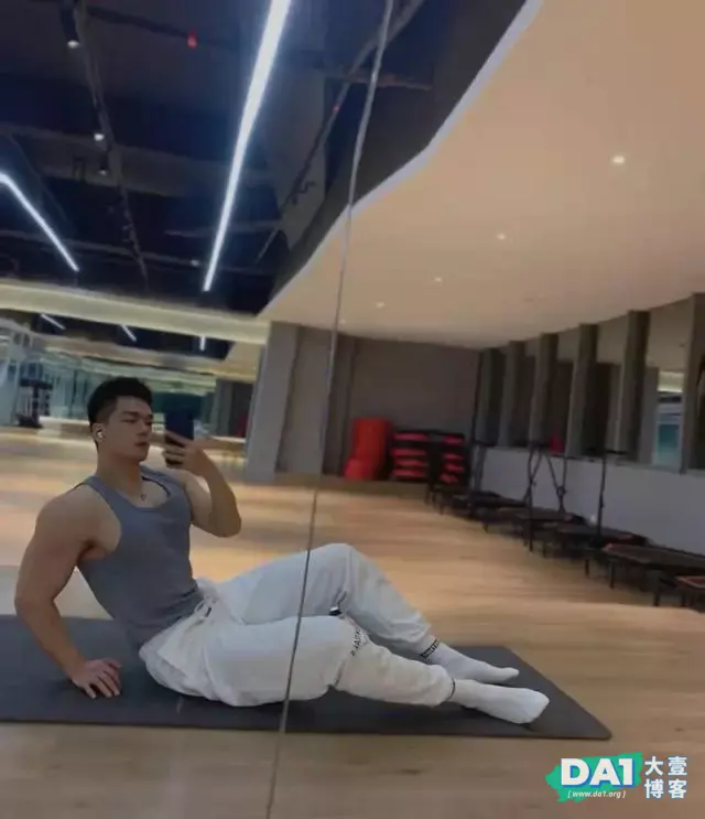 白白净净的肌肉帅哥看上去好生俊俏 白白净净的肌肉帅哥看上去好生俊俏