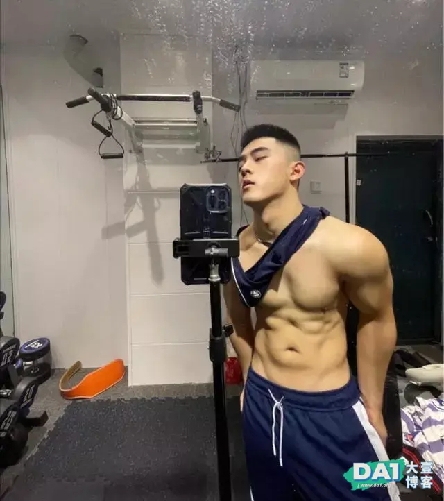 练出大胸肌的肌肉小奶狗,很可爱哦 练出大胸肌的肌肉小奶狗,很可爱哦