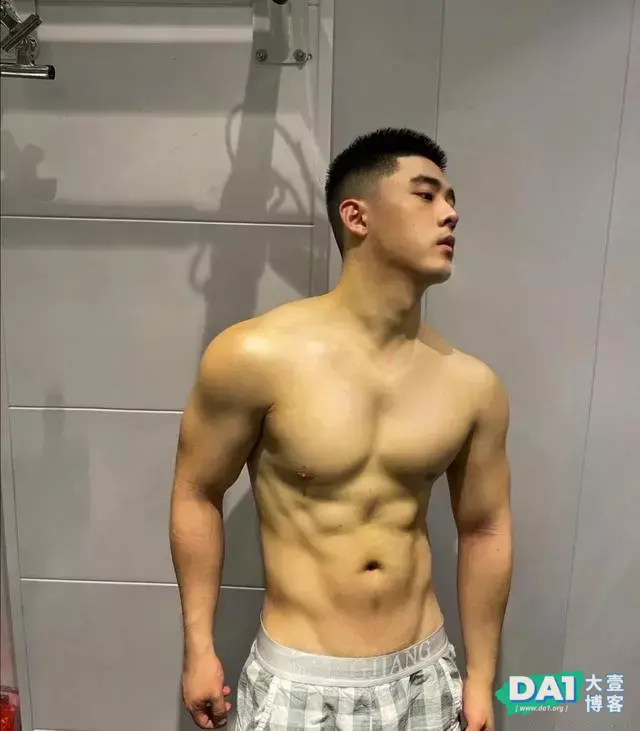 练出大胸肌的肌肉小奶狗,很可爱哦 练出大胸肌的肌肉小奶狗,很可爱哦