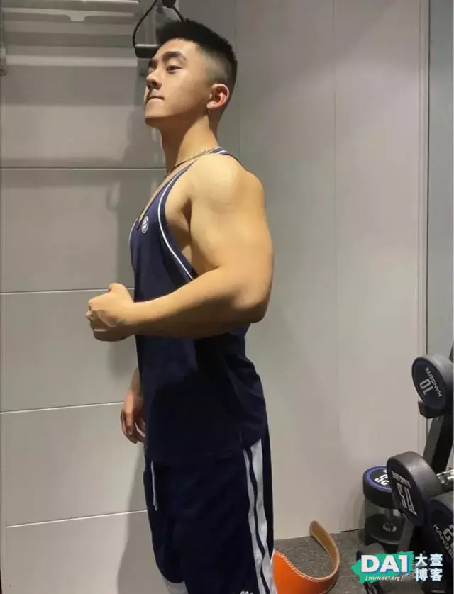 练出大胸肌的肌肉小奶狗,很可爱哦 练出大胸肌的肌肉小奶狗,很可爱哦